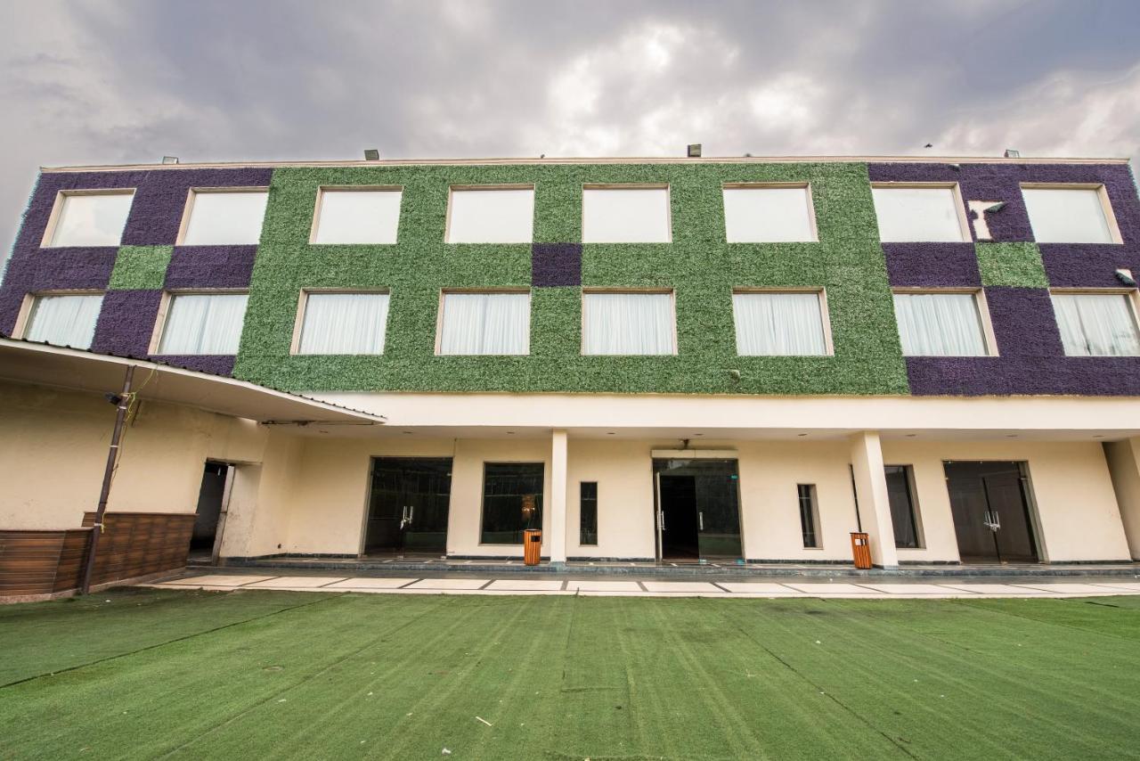 Hotel Celebration Gardens New Delhi Exterior photo