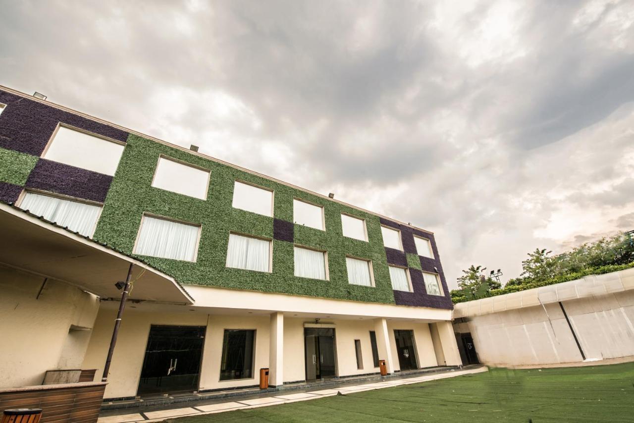 Hotel Celebration Gardens New Delhi Exterior photo