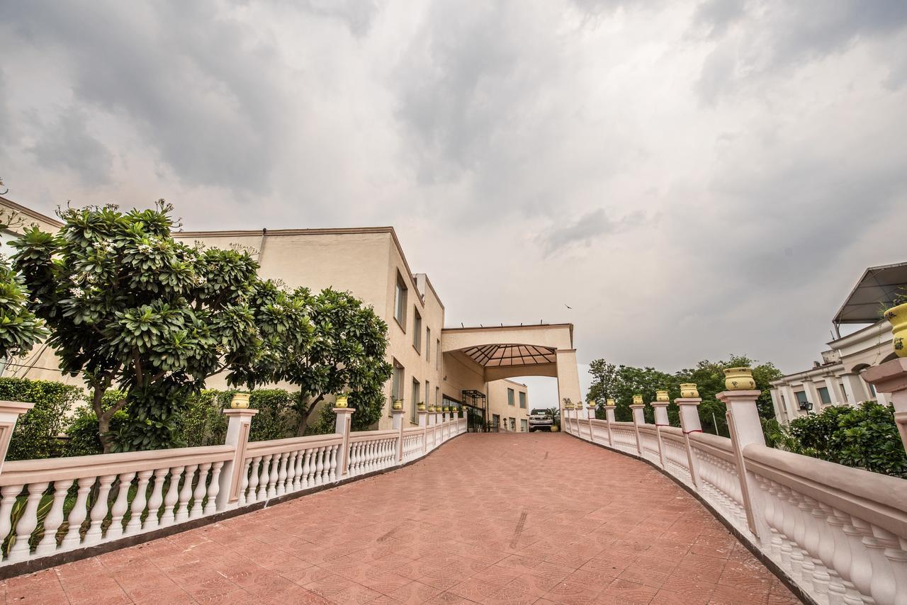 Hotel Celebration Gardens New Delhi Exterior photo