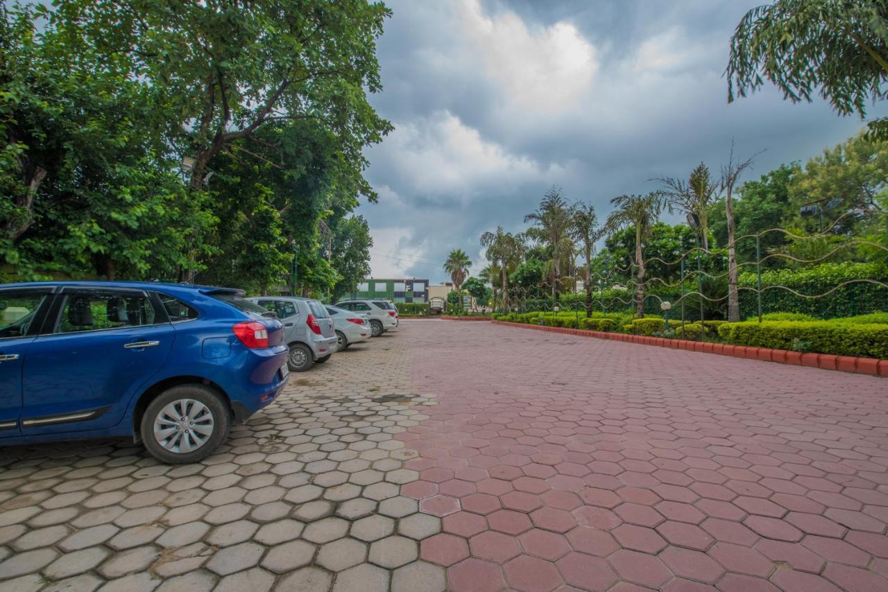 Hotel Celebration Gardens New Delhi Exterior photo